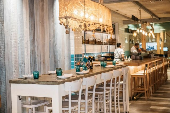 Lámpara artesanal hecha con red de pesca reciclada. Restaurante Yakumanka. Barcelona