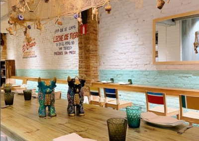 Lámpara artesanal hecha con red de pesca reciclada. Restaurante Yakumanka. Barcelona