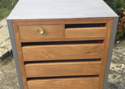 Comoda cajones, castaño-hierro, para Anna interiorismo