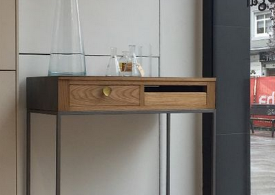 Consola castaño y hierro