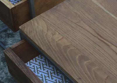 Muebles consolas castaño para Anna interiorismo, detalle.